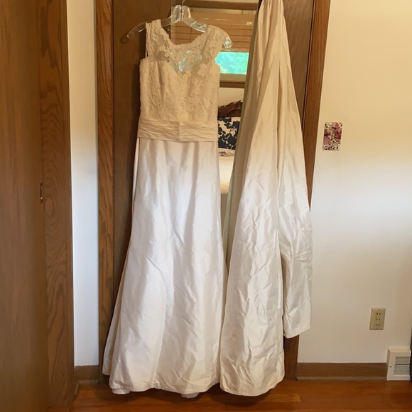 NEW-Bridal Wedding Gown. Size 6. Never worn. - Picture 3 of 12